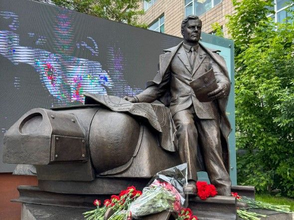 В Москве установили памятник Юрию Максареву 